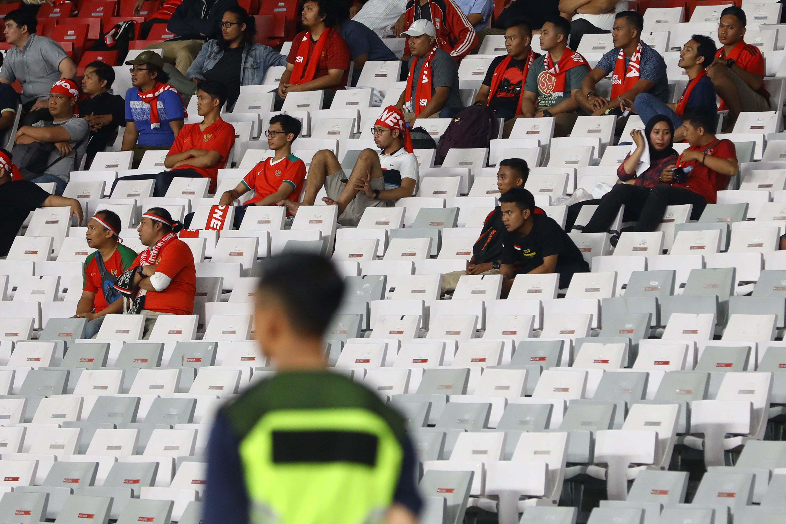 Suasana suporter Indonesia saat Timnas Indonesia melawan Timnas Thailand pada ajang Kualifikasi Piala Dunia Qatar 2022 di Stadion Utama Gelora Bung Karno (SUGBK), Senayan, Jakarta Pusat, Selasa (10/9/2019). Pada pertandingan tersebut Timnas Indonesia kalah telak 0-3 dari Thailand. Tribunnews/Irwan R