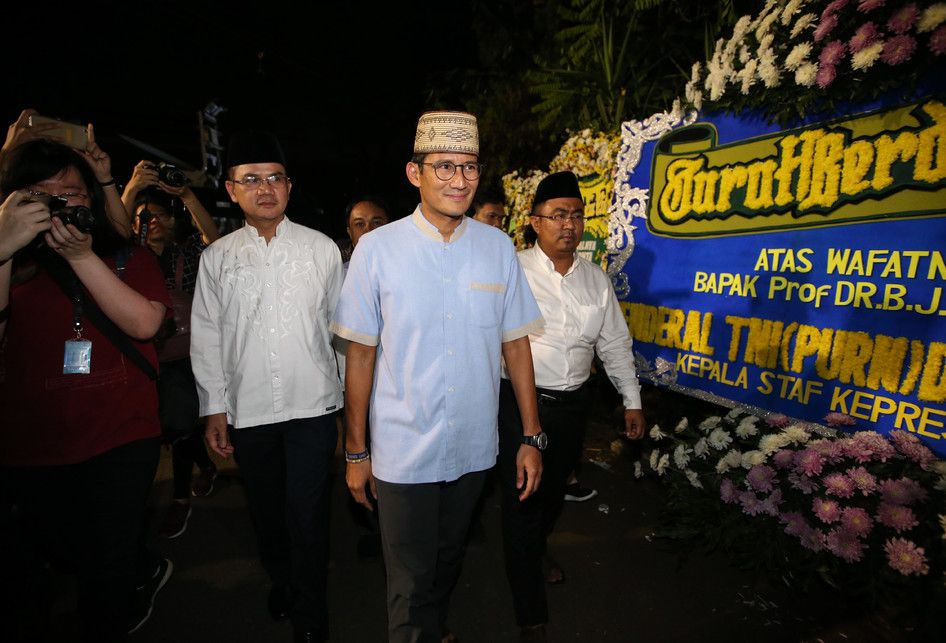 Sandiaga Uno melayat almarhum Presiden ke-3 Republik Indonesia, Bacharudin Jusuf Habibie di rumah duka di Patra Kuningan, Jakarta, Kamis (11/9/2019).  BJ Habibie meninggal akibat penyakit yang dideritanya.