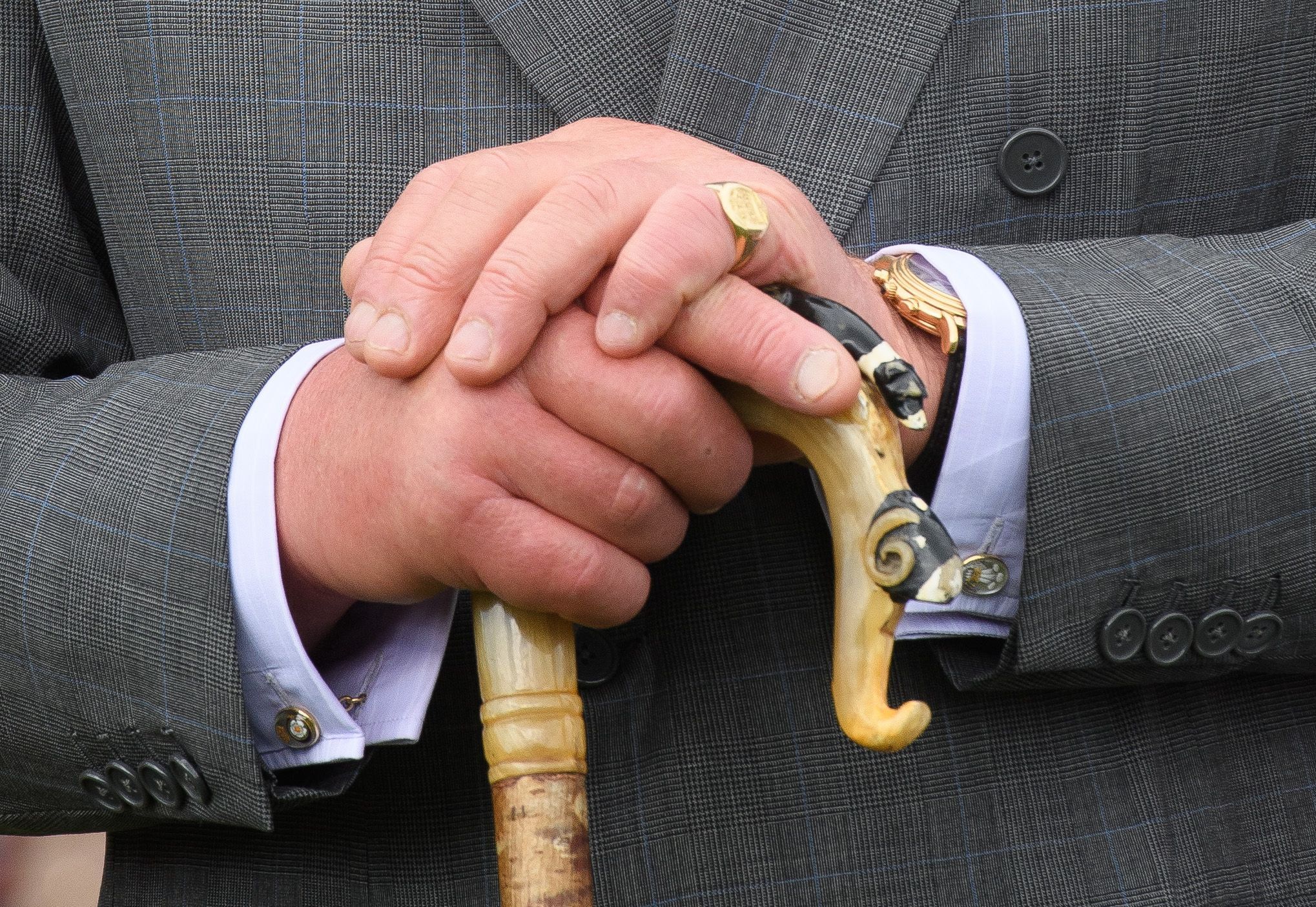 Cincin Pangeran Charles yang selalu dipakai di jari kelingking tangan kirinya.