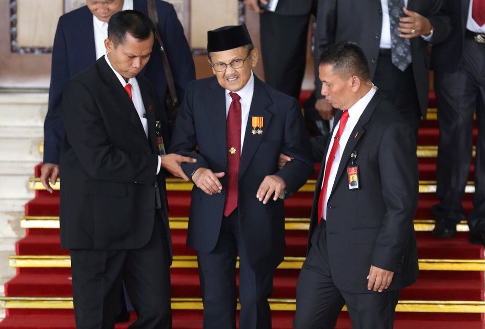 Mantan Presiden BJ Habibie meninggalkan lokasi usai sidang tahunan Majelis Permusyawaratan Rakyat Republik Indonesia Tahun 2018 di Kompleks Parlemen, Senayan, Jakarta, Kamis (16/8/2017). Presiden Joko Widodo menyampaikan pidato, yakni pidato kenegaraan dalam rangka Hari Ulang Tahun RI ke 73.  