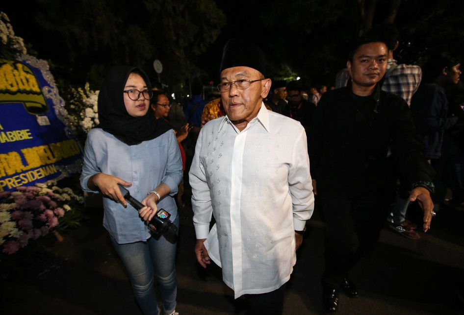 Aburizal Bakrie melayat almarhum Presiden ke-3 Republik Indonesia, Bacharudin Jusuf Habibie di rumah duka di Patra Kuningan, Jakarta, Kamis (11/9/2019).  BJ Habibie meninggal akibat penyakit yang dideritanya.