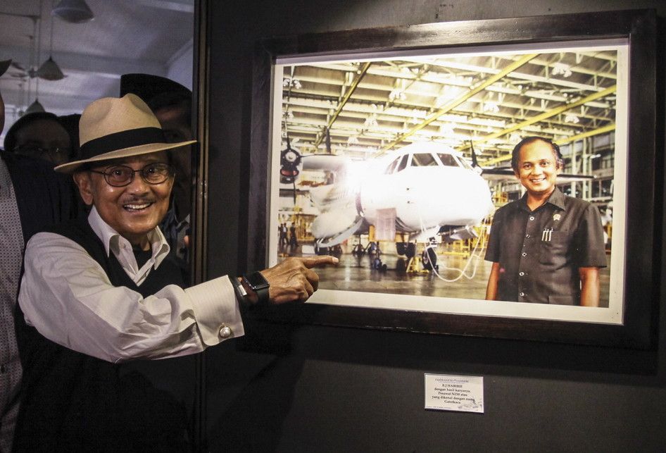 FOTO DOKUMENTASI. Mantan presiden BJ Habibie menunjukan foto dirinya bersama pesawat hasil karyanya N-250 'Gatotkaca' usai membuka  pameran foto 'Cinta Sang Inspirator Bangsa Kepada Negeri' di Museum Bank Mandiri, Jakarta, Minggu (24/7/2016). Pameran foto tersebut berisi tentang perjalanan hidup   B