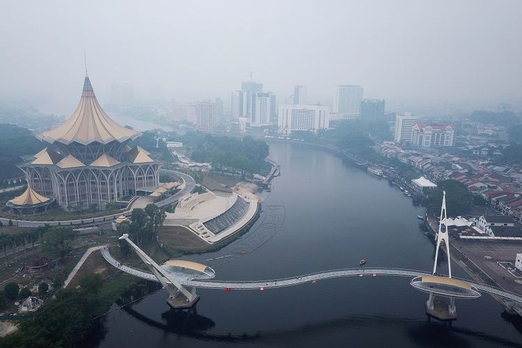 Kabut asap terlihat di atas langit kota Kuching, ibu kota negara bagian Sarawak, Malaysia, pada Senin (9/9/2019).