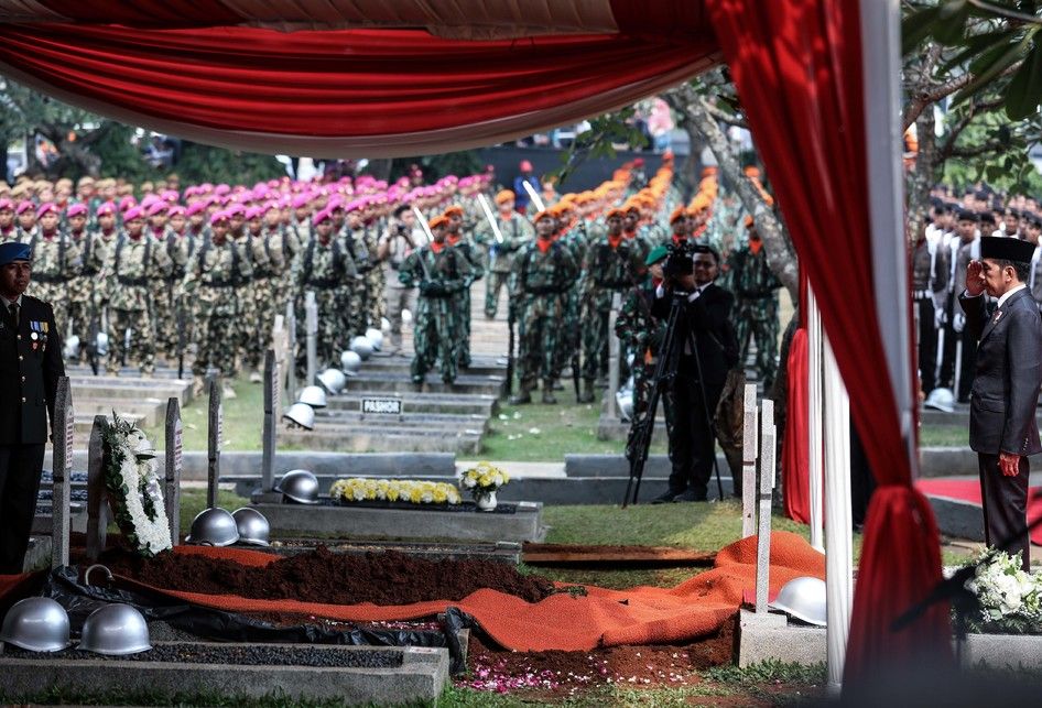 Presiden Joko Widodo selaku Inspektur Upacara memberikan penghormatan terakhir di makam almarhum Presiden ke-3 Republik Indonesia BJ Habibie saat upacara pemakaman di Taman Makam Pahlawan Nasional Utama Kalibata, Jakarta Selatan, Kamis (12/9/2019). BJ Habibie meninggal dunia pada hari Rabu (11/9/201