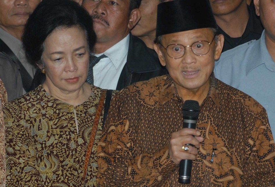  Mantan Presiden BJ Habibie (tengah) didampingi istri memberikan keterangan kepada wartawan usai menjenguk mantan presiden Soeharto di RSPP, Jakarta, Selasa (15/1/2008) malam. Presiden ke-3 RI itu datang langsung dari Jerman ke Jakarta untuk menjenguk Soeharto. 