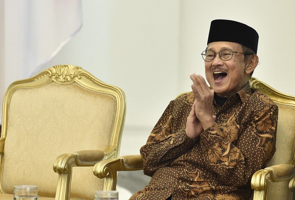 FOTO DOKUMENTASI. Presiden ke-3 RI sekaligus Ketua Dewan Kehormatan Ikatan Cendekiawan Muslim se-Indonesia (ICMI)  BJ Habibie tertawa saat pembukaan Silaturahmi Kerja Nasional (Silaknas) Tahun 2017 di Istana Kepresidenan Bogor, Jakarta, Jumat (8/12/2017). Habibie berharap peran ICMI bersama pemerint