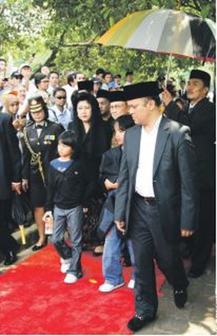 Anak Habibie menyambut kedatangan presiden SBY.