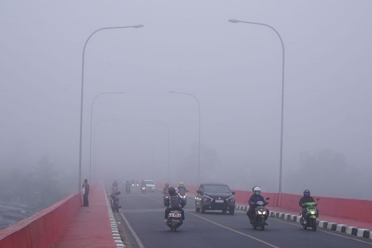 Kabut asap akibat kebakaran hutan dan lahan menyelimuti kota Palembang, pemotor bisa terserang penyakit