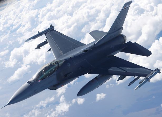 Pesawat Tempur F-16.