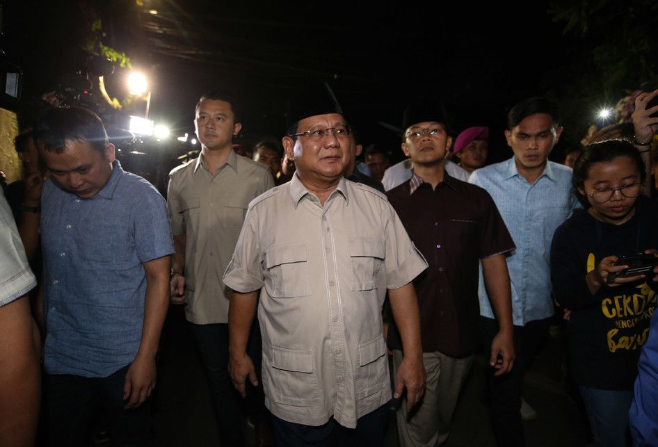 Prabowo Subianto melayat almarhum Presiden ke-3 Republik Indonesia, Bacharudin Jusuf Habibie di rumah duka di Patra Kuningan, Jakarta, Kamis (11/9/2019).  BJ Habibie meninggal akibat penyakit yang dideritanya.