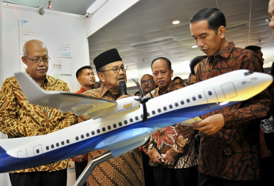 FOTO DOKUMENTASI. Presiden Joko Widodo (kanan) mendengarkan penjelasan dari Presiden ke-3 RI BJ Habibie (kedua kiri) mengenai industri penerbangan didampingi Menteri Riset Teknologi dan Pendidikan Tinggi (Menristekdikti) Mohamad Nasir (kedua kanan) saat mengunjungi stan pameran National Innovation F