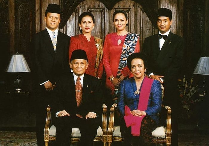 Kebaya Ibu Ainun Habibie