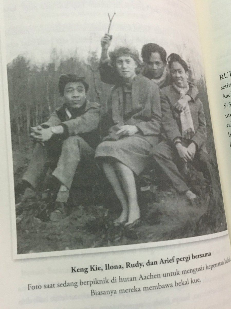 Ilona dan Habibie bersama teman-temannya saat di Jerman.