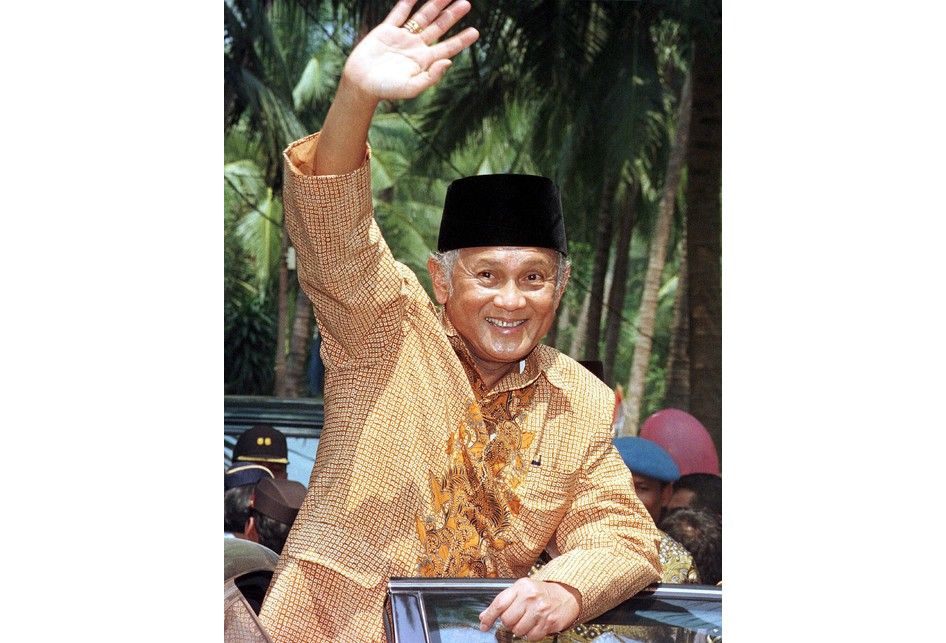 FOTO DOKUMENTASI. Presiden BJ. Habibie sambil menaiki mobil melambaikan tangan kepada warga seusai mencanangkan Gerakan Nasional Penanggulangan Masalah Pangan dan Gizi di Desa Marga Marga Mulya, Kec. Mauk,  Tangerang, Jawa Barat, Senin (2/8/1999). Kepala Negara yang disertai Ibu Hasri Ainun Habibie 