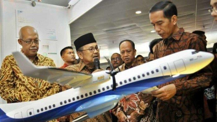 BJ Habibie memberikan penjelasan kepada Presiden Joko Widodo tentang pesawat R80. 