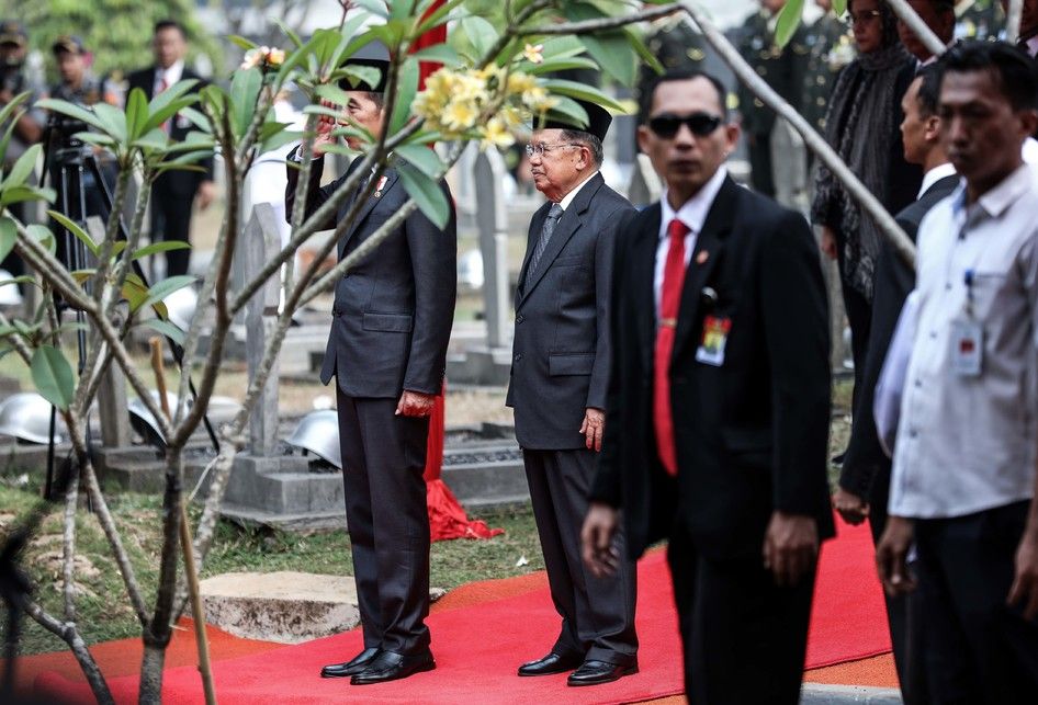 Presiden Joko Widodo selaku Inspektur Upacara dan Wakil Presiden, Jusuf Kalla memberikan penghormatan terakhir di makam almarhum Presiden ke-3 Republik Indonesia BJ Habibie saat upacara pemakaman di Taman Makam Pahlawan Nasional Utama Kalibata, Jakarta Selatan, Kamis (12/9/2019). BJ Habibie meningga