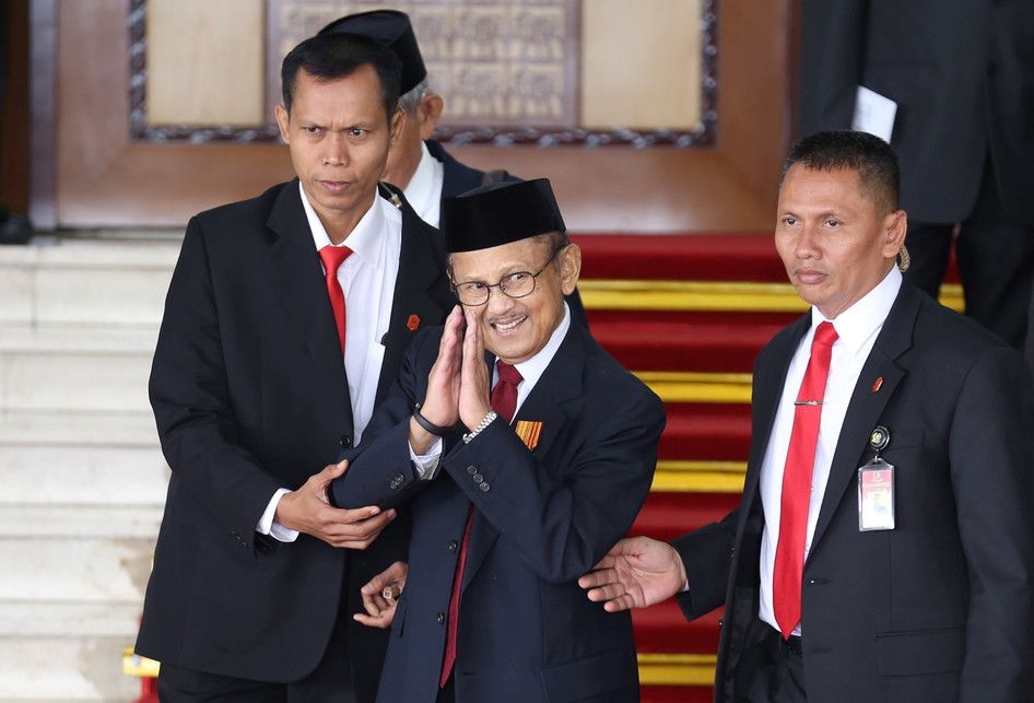 Mantan Presiden BJ Habibie meninggalkan lokasi usai sidang tahunan Majelis Permusyawaratan Rakyat Republik Indonesia Tahun 2018 di Kompleks Parlemen, Senayan, Jakarta, Kamis (16/8/2017). Presiden Joko Widodo menyampaikan pidato, yakni pidato kenegaraan dalam rangka Hari Ulang Tahun RI ke 73.  