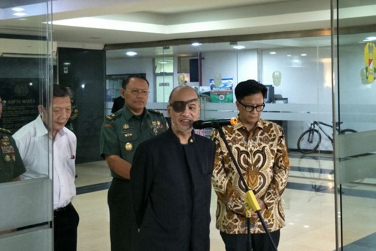 Putra BJ Habibie, Thareq Kemal Habibie  saat menyampaikan keterangan pers perihal kondisi ayahnya yang dirawat di RSPAD Gatot Subroto.