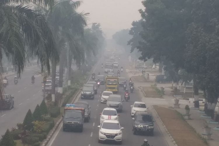 Kabut asap karhutla sangat pekat di jalan lintas Riau-Sumatera Barat di perbatasan Pekanbaru dengan Kabupaten Kampar, Riau, Kamis (12/9/2019).