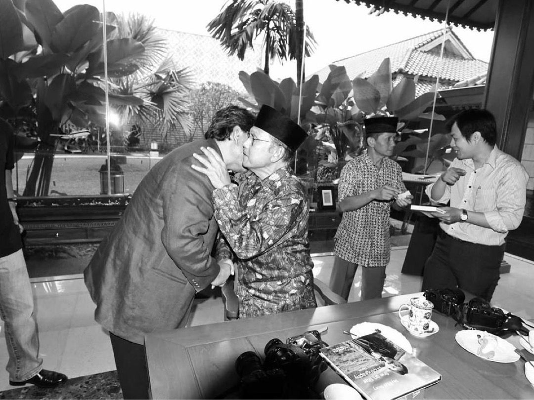 Darwis Triadi dan mendiang BJ Habibie seusai diskusi tentang kamera pada tahun 2012 di kediaman Habibie di Kuningan, Jakarta. 