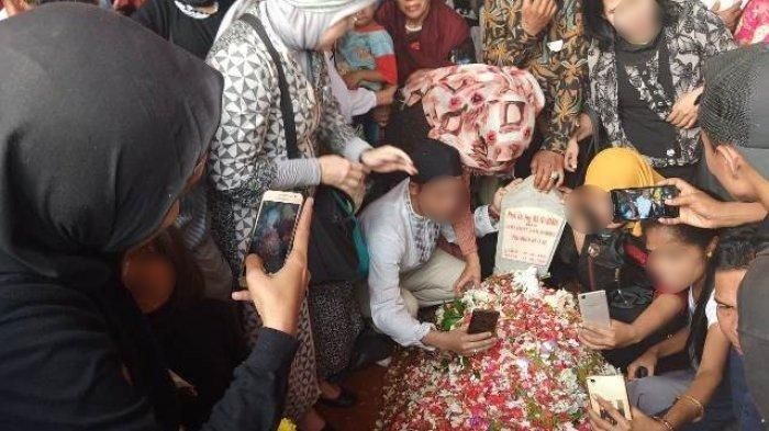 Nisan BJ Habibie Miring karena Para Peziarah Sibuk Foto Selfie, Penjaga Makam Sampai Harus Turun Tangan