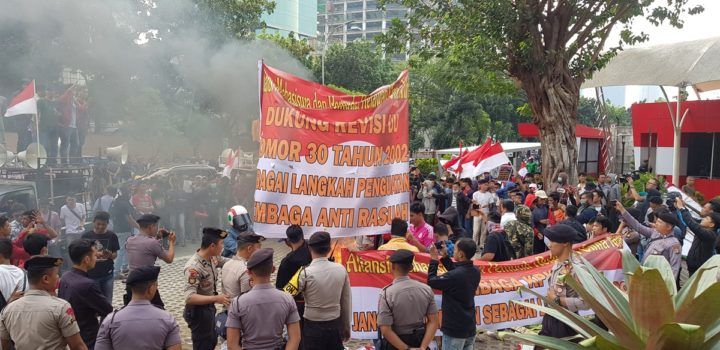 Aksi demo yang berujung rusuh antara massa yang mengatasnamakan Himpunan Aktivis Milenial Indonesia serta Aliansi Mahasiswa dan Pemuda Relawan Cinta NKRI dengan para pegawai KPK bahkan dengan media massa di Gedung Merah Putih KPK, Kuningan, Jakarta Selatan, Jumat (13/9/2019).