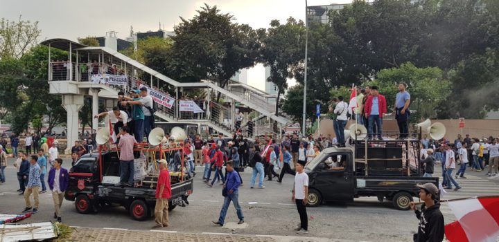 Aksi demo yang berujung rusuh antara massa yang mengatasnamakan Himpunan Aktivis Milenial Indonesia serta Aliansi Mahasiswa dan Pemuda Relawan Cinta NKRI dengan para pegawai KPK bahkan dengan media massa di Gedung Merah Putih KPK, Kuningan, Jakarta Selatan, Jumat (13/9/2019).