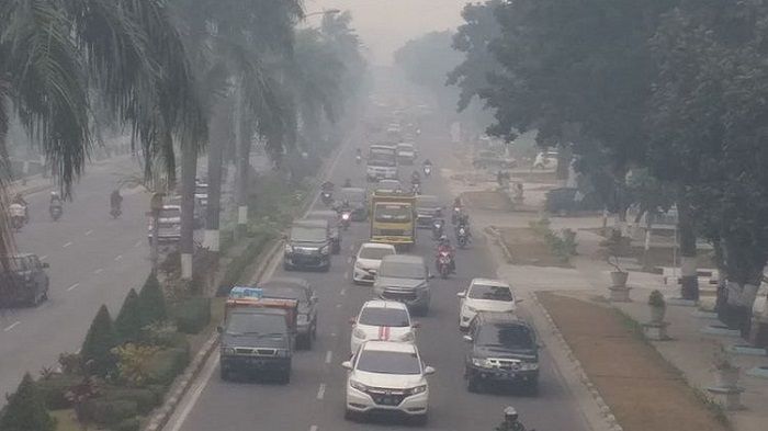 Kabut asap pekat menyelimuti wilayah Kota Pekanbaru, Riau, Kamis (12/9/2019).