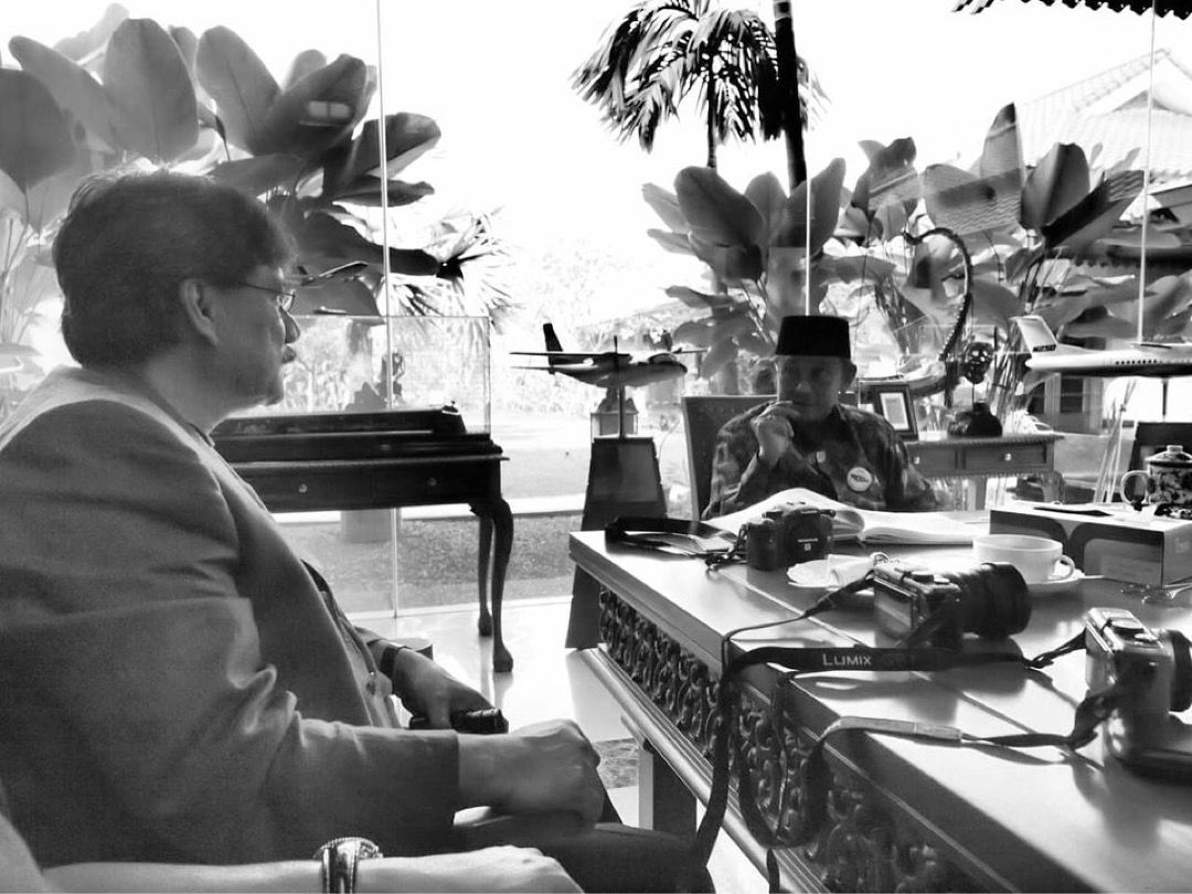 Darwis Triadi dan mendiang BJ Habibie sedang berdiskusi soal kamera pada tahun 2012 di kediaman Habibie di Kuningan, Jakarta. 