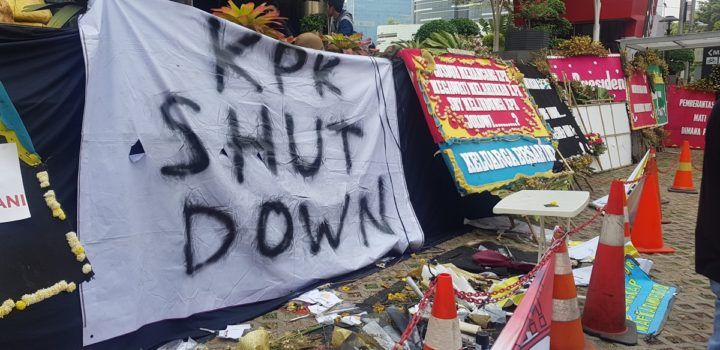 Berbagai karangan bunga dan poster berisi dukungan terhadap KPK sebelum dibakar oleh massa di depan Gedung Merah Putih KPK, Kuningan, Jakarta Selatan, Jumat (13/9/2019).