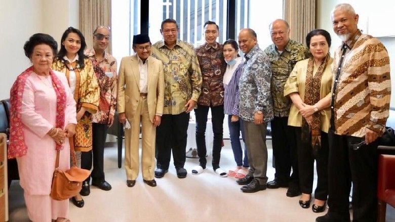 Thareq Habibie saaat menemani ayahnya BJ Habibie menjenguk mendiang Ani Yudhoyono. 