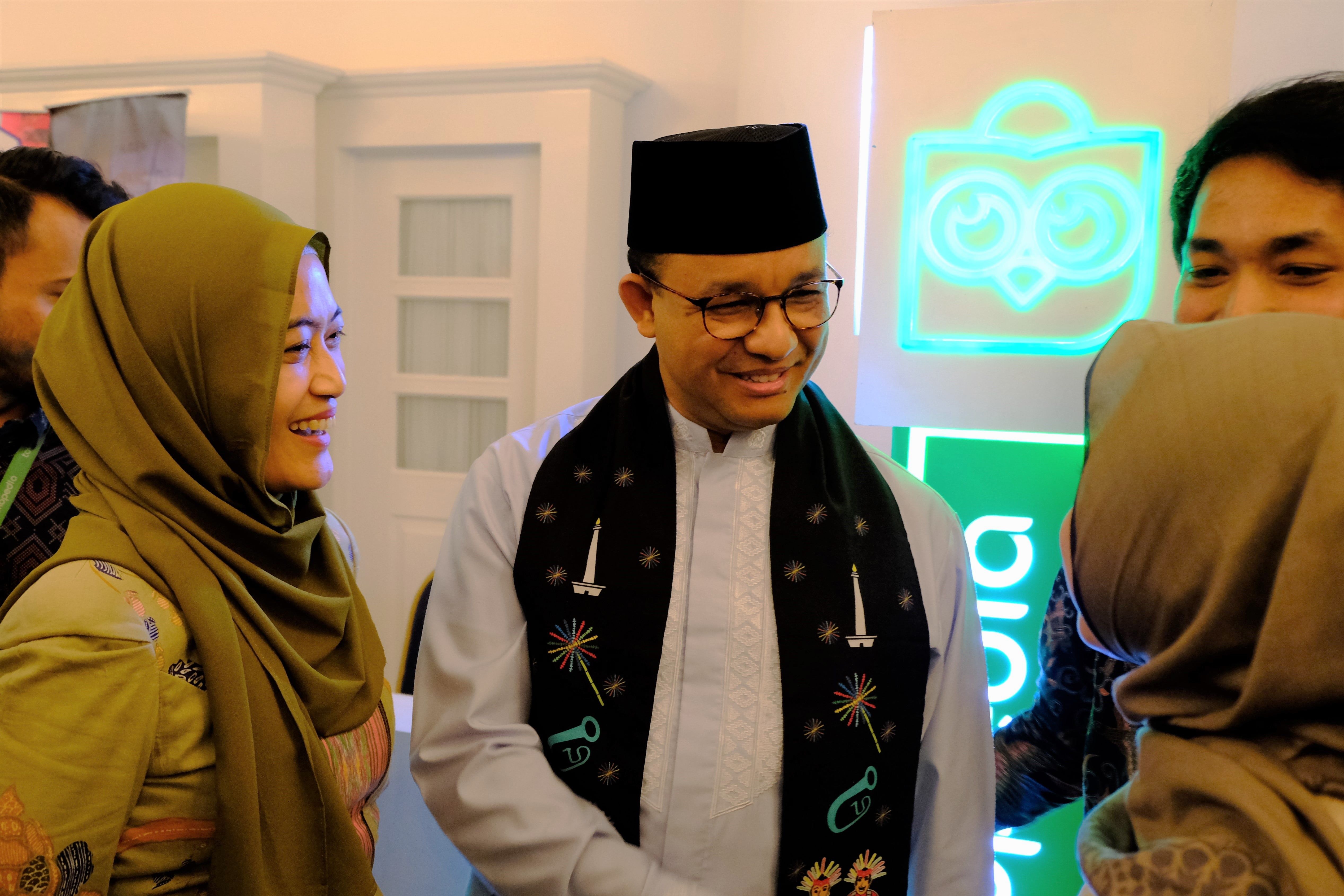 Direktur Kebijakan Publik dan Hubungan Pemerintah Tokopedia, Astri Wahyuni dan Gubernur Provinsi DKI Jakarta, Anies Baswedan