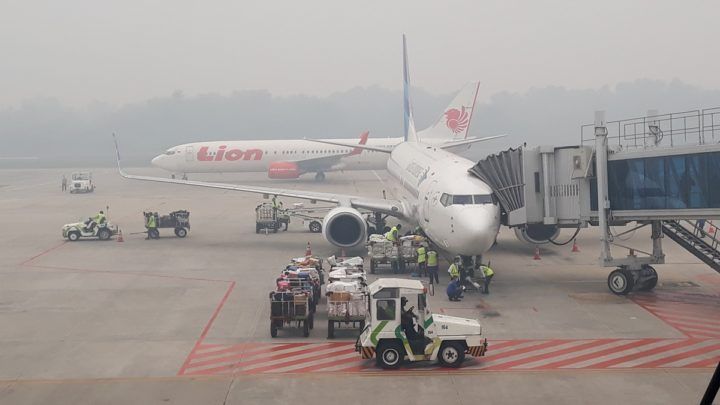 Asap mengepung di Bandara Sultan Syarif Kasim II, Kota Pekanbaru, Riau, Jumat (13/9/2019).