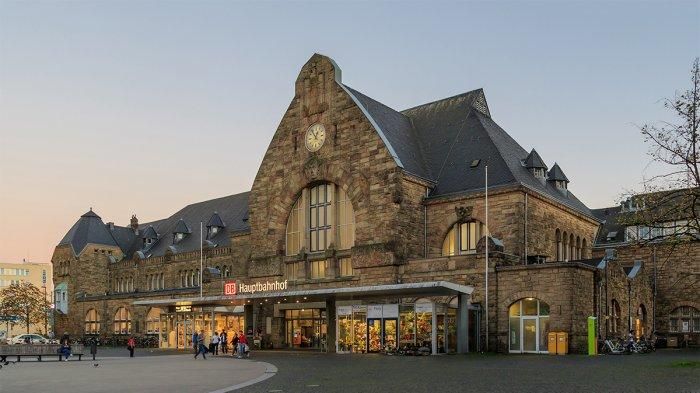 Aachen Hauptbahnhof, stasiun kereta api di Aachen, Jerman. 