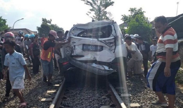 Kondisi Toyota Rush milik bu guru di Tegal, setelah diseruduk kereta api.