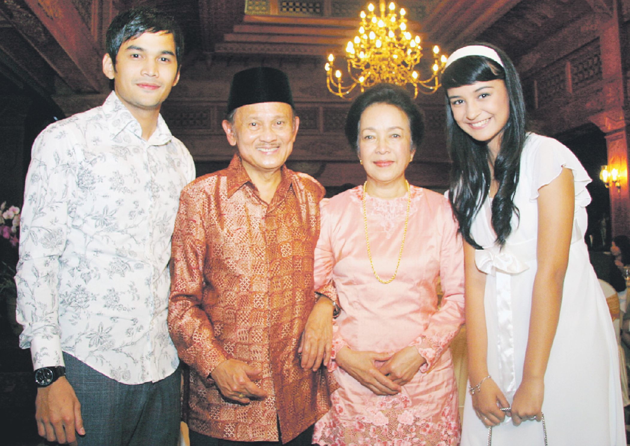 Habibie dan Hasri Ainun Habibie mengundang makan malam pemain sinetron favorit mereka, Teuku Wisnu dan Shireen Sungkar.