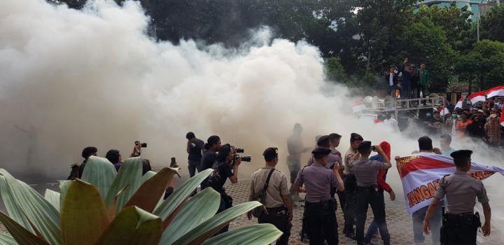 Aksi demo yang berujung rusuh antara massa yang mengatasnamakan Himpunan Aktivis Milenial Indonesia serta Aliansi Mahasiswa dan Pemuda Relawan Cinta NKRI dengan para pegawai KPK bahkan dengan media massa di Gedung Merah Putih KPK, Kuningan, Jakarta Selatan, Jumat (13/9/2019).