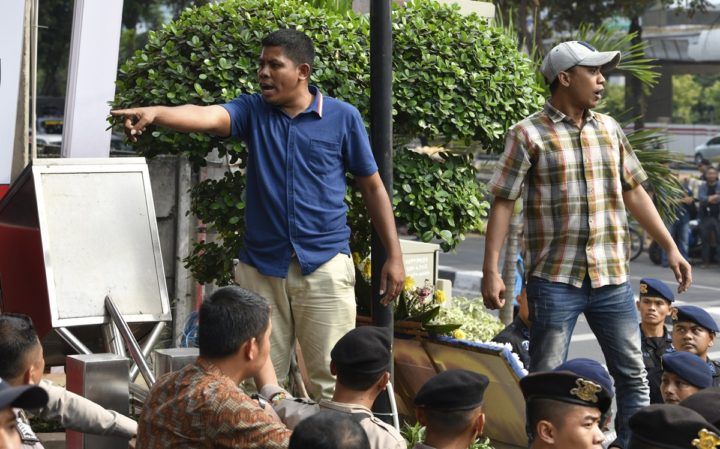 Massa pengunjuk rasa yang menyatakan dukungan atas revisi Undang-Undang KPK menggelar aksi di depan Gedung Merah Putih Komisi Pemberantasan Korupsi (KPK), Jakarta, Jumat (13/9/2019). Unjuk rasa diwarnai kericuhan karena massa membakar tumpukan karangan bunga dan memaksa masuk ke Kompleks Gedung Mera