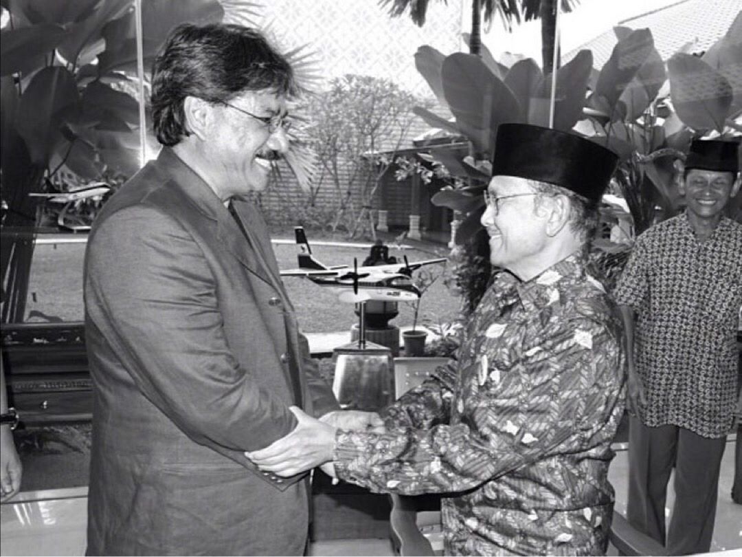 Darwis Triadi dan mendiang BJ Habibie seusai diskusi tentang kamera pada tahun 2012 di kediaman Habibie di Kuningan, Jakarta. 