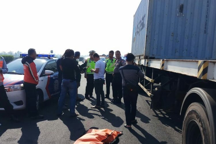 Seorang sopir truk tronton tewas ditabrak oleh pencuri setelah mencoba menghentikan aksi pencurian ban serep