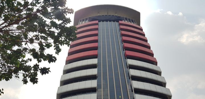 Gedung Merah Putih KPK yang masih diselimuti kain hitam sebagai tanda penolakan terhadap pelemahan KPK.