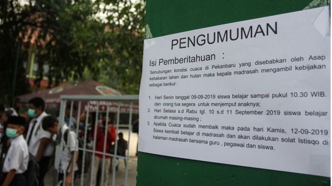 Siswa sekolah di Pekanbaru dipulangkan lebih awal karena kualitas udara kembali memburuk akibat kabut asap dampak dari kebakaran hutan dan lahan, di Kota Pekanbaru, Riau, Senin (9/9).