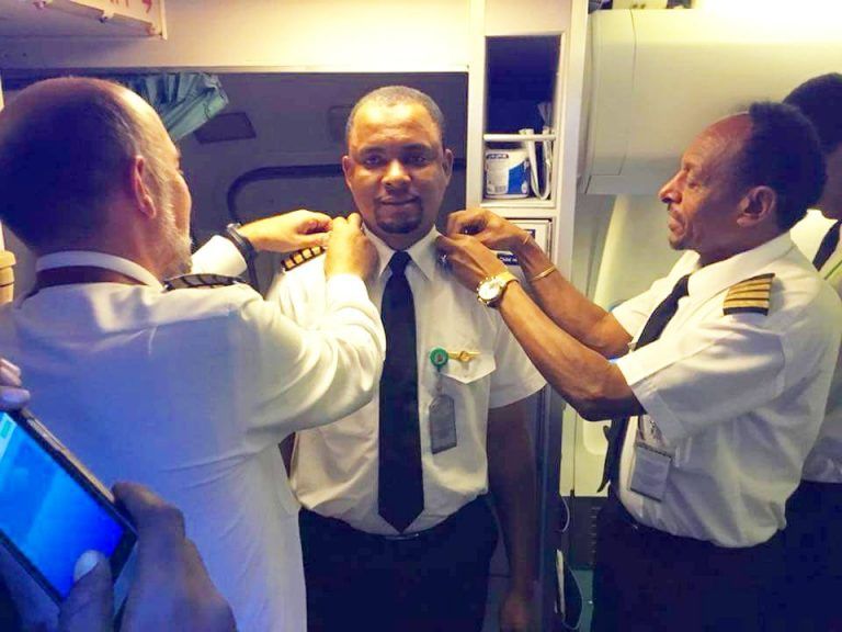 Telah Bekerja Selama 24 Tahun, Cleaning Service Pesawat Ini Akhirnya Diangkat Jadi Pilot