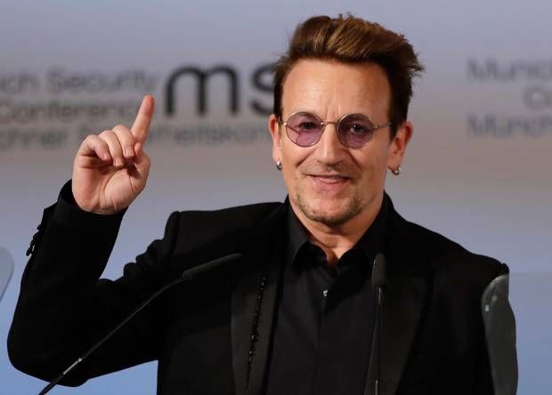Vokalis band U2, Bono, mengaku memakai kacamata gelap saat manggung karena bermasalah dengan matanya. 
