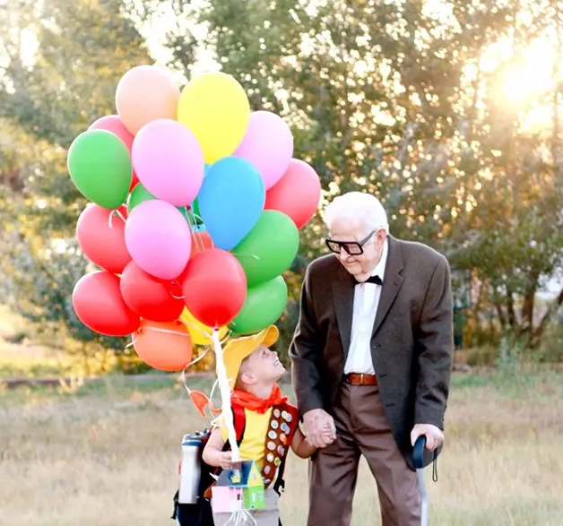 Gemas, Kakek Nenek Bersama Cicitnya Berfoto Seperti dalam Film Up