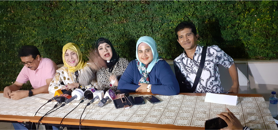 Elvy Sukaesih dan anak-anaknya saat jumpa pers di kediamannya di Kawasan Pejaten, Jakarta Selatan, semalam, Sabtu (14/9/2019).