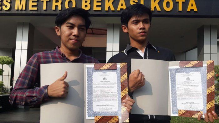 Ahmad Rofiki dan Moh Irfan Bahri saat menunjukkan penghargaan yang didapat dari Kapolres Metro Bekasi Kota 