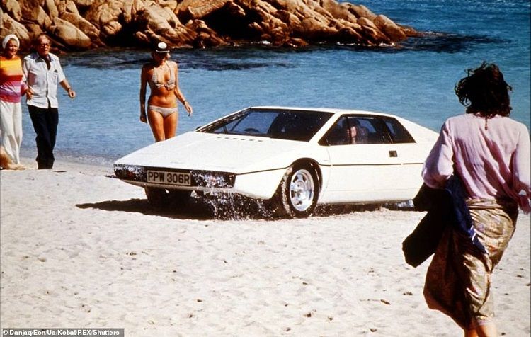 Mobil Lotus Esprit yang muncul dalam serial James Bond 'The Spy Who Loved Me'.