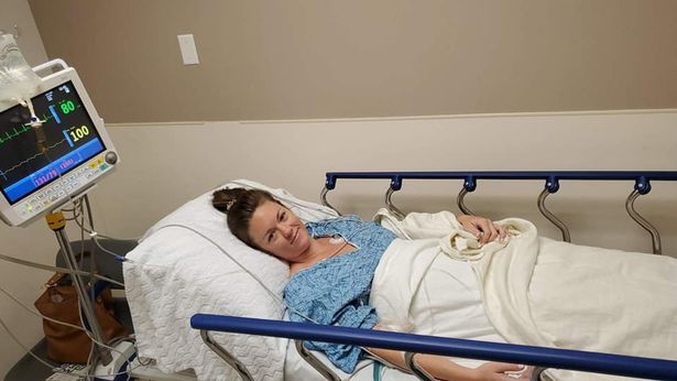 Jenna Evans menjalankan prosedur pengambilan cincin dari perutnya di rumah sakit