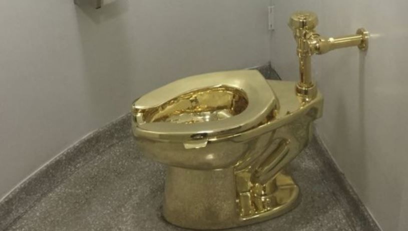 Toilet emas berlapis emas 18 karat.